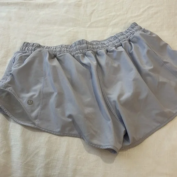 Lululemon Hotty Hot Shorts 2.5 Inseam - Picture 3 of 6
